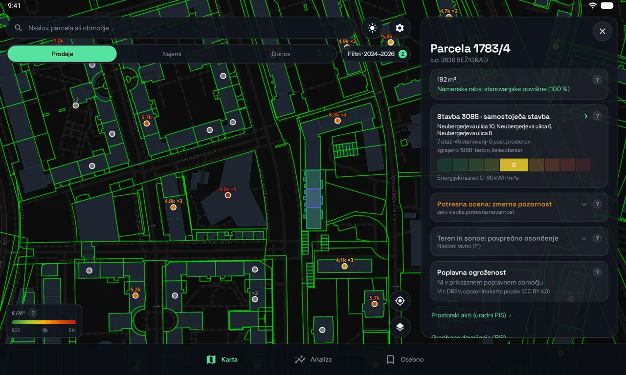 Cenilko na tablici v ležečem načinu: zemljevid cen na levi, ob njem pa odprto celotno poročilo o parceli in stavbi